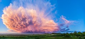 Panorama de 3 secciones de una tormenta en retirada, sur de Alberta, Canadá